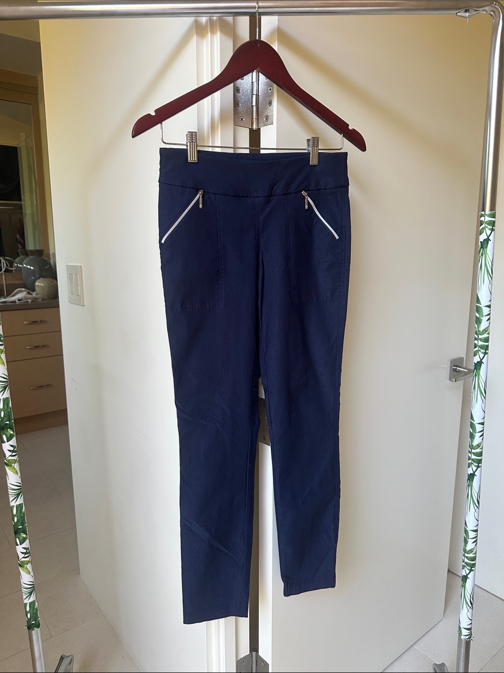 Women's Navy Skinny Pull-On Pants with Zip Pocket Detail Size 4